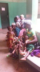 Dans la salle d'attente, les femmes patientent des heures