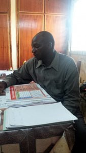 Issa Djerma, infirmier, dirige le centre