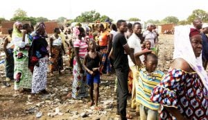 Les enfants jouent pieds nus dans la decharge