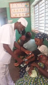 L'infirmier prend la tension dans la salle d'attente