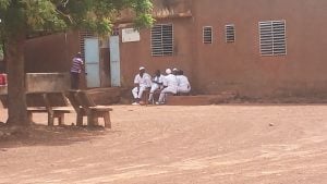 Pause devant la maternite