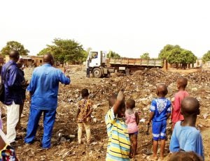 Un camion-benne deverse les dechets ailleurs
